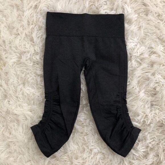 Lululemon heather gray crops size 4 EUC - Picture 4 of 4